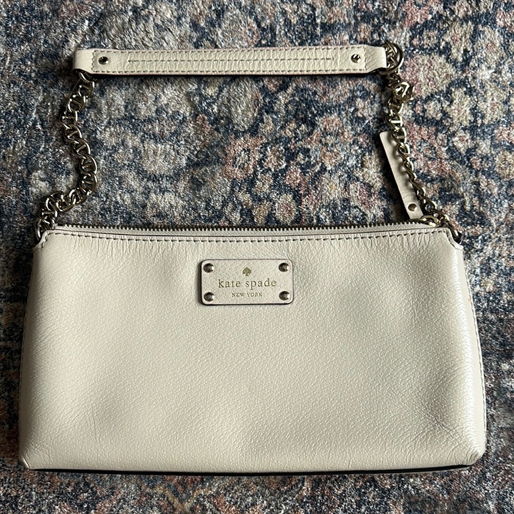 Shoulder bag, perfect summer color. Goes with everything. 10 wide x 6 high